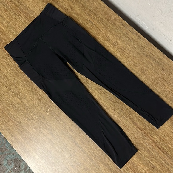 Lululemon like new uncovered strength perforated high rise crop blk leggings - Picture 5 of 12